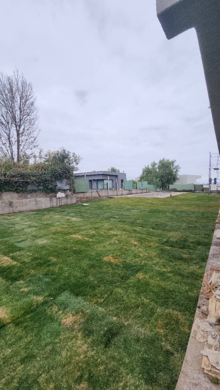 obra residencial con césped natural instalado y exterior terminado