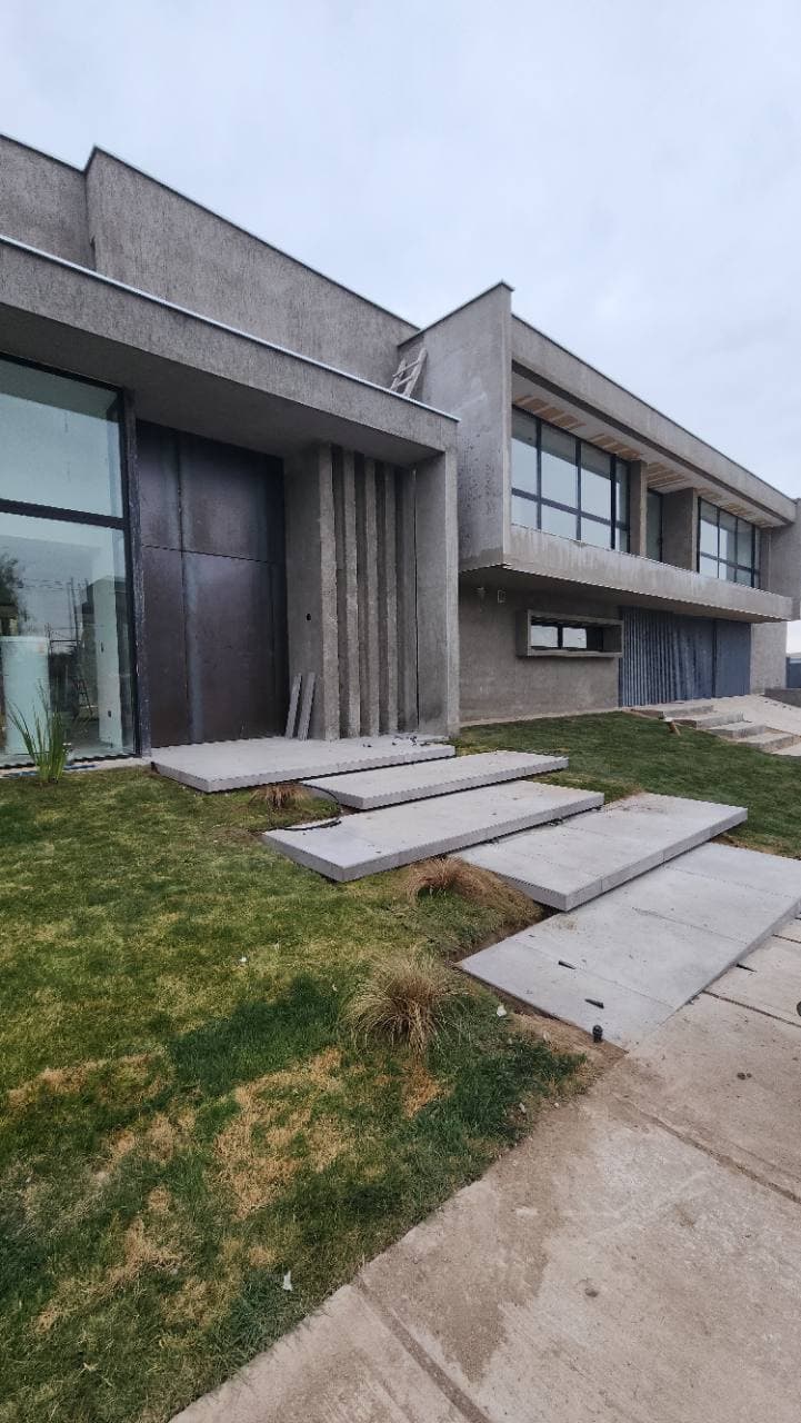 trabajos de preparación y paisajismo en un jardín residencial de Mendoza durante una obra