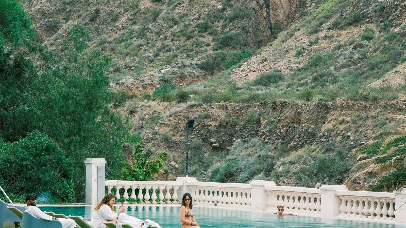 exterior con pileta, vegetación y paisaje árido de Mendoza